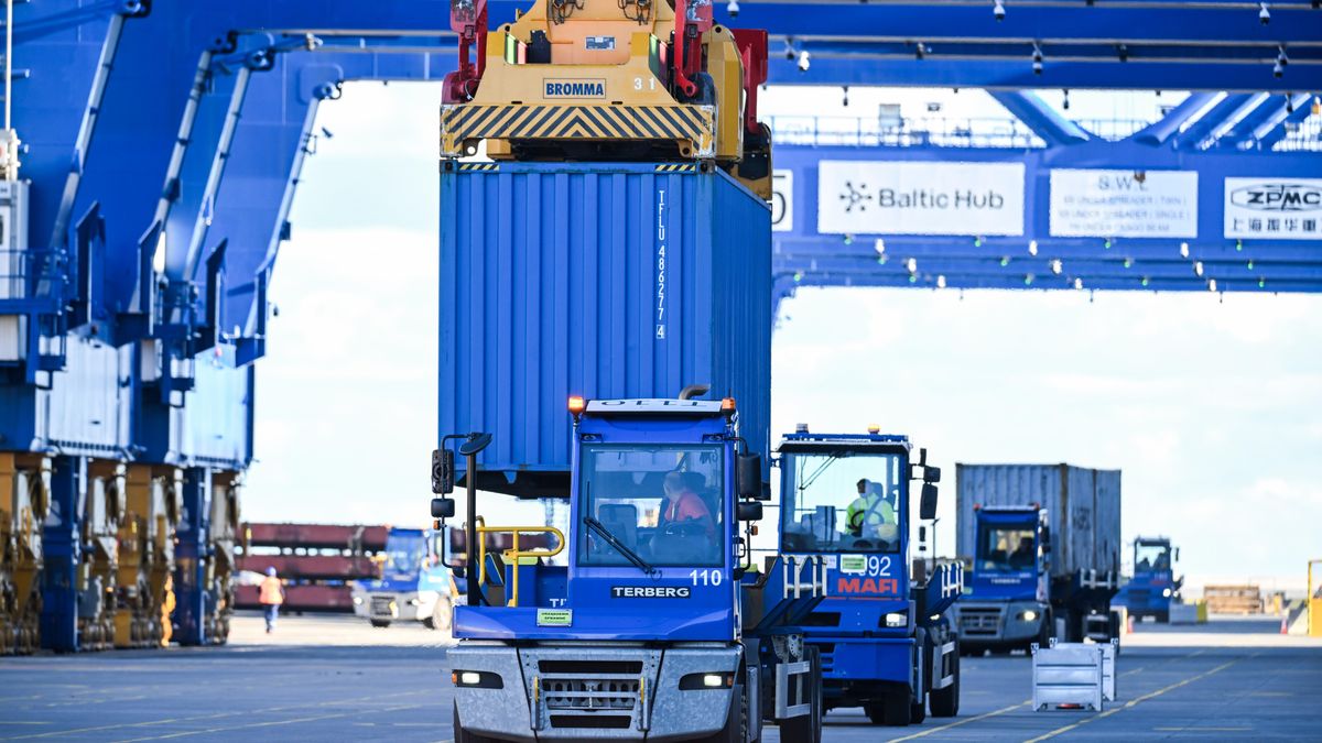 rozładunek kontenerówAndrzej JackowskiArktyczny Jedwabny Szlak, azjatycki, bałtyckie, chiński, handel, handlowy, kontenerowiec, morze, port, rejs, statek, szlak