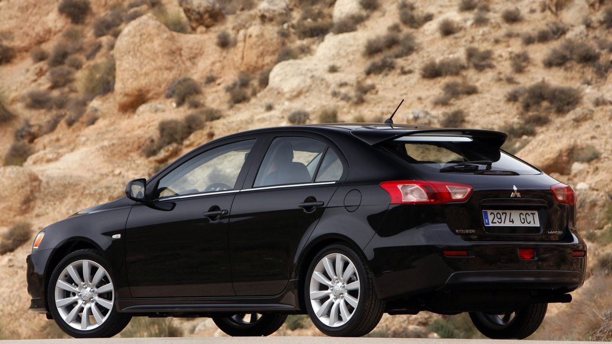 Mitsubishi Lancer to legenda, ale w wersji Evolution. Zwykłe odmiany nie cieszyły się wielkim powodzeniem, a dziś nie stanowią atrakcyjnej alternatywy dla popularnych modeli.