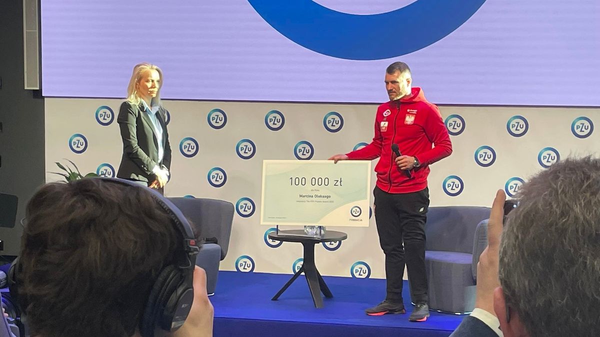 Marcin Oleksy, reprezentant amp futbol, zwycięzca gali FIFA na gola roku otrzymuje stypendium od PZU