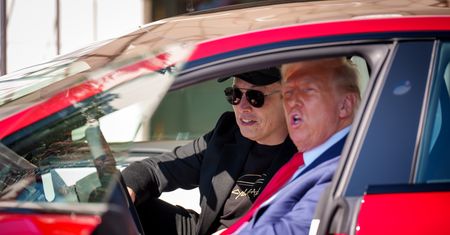 "Nie sprzedawajcie akcji". Elon Musk do pracowników Tesli
