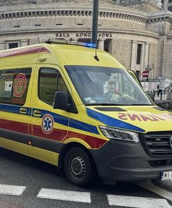 Kierowca wjeżdżał na parking przy Złotych Tarasach. Potrącił trzy nastolatki