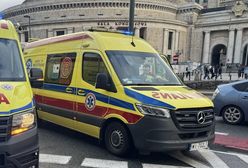 Kierowca wjeżdżał na parking przy Złotych Tarasach. Potrącił trzy nastolatki