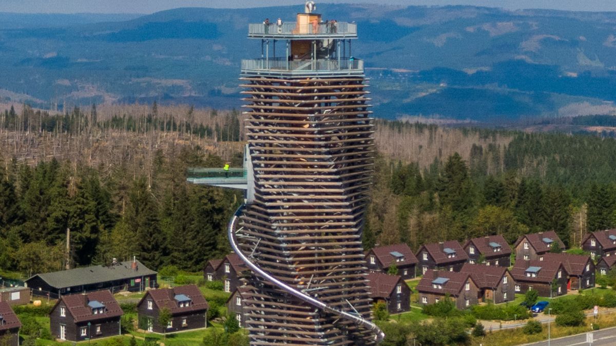Wieża widokowa Harzturm w Torfhaus w górach Harz.