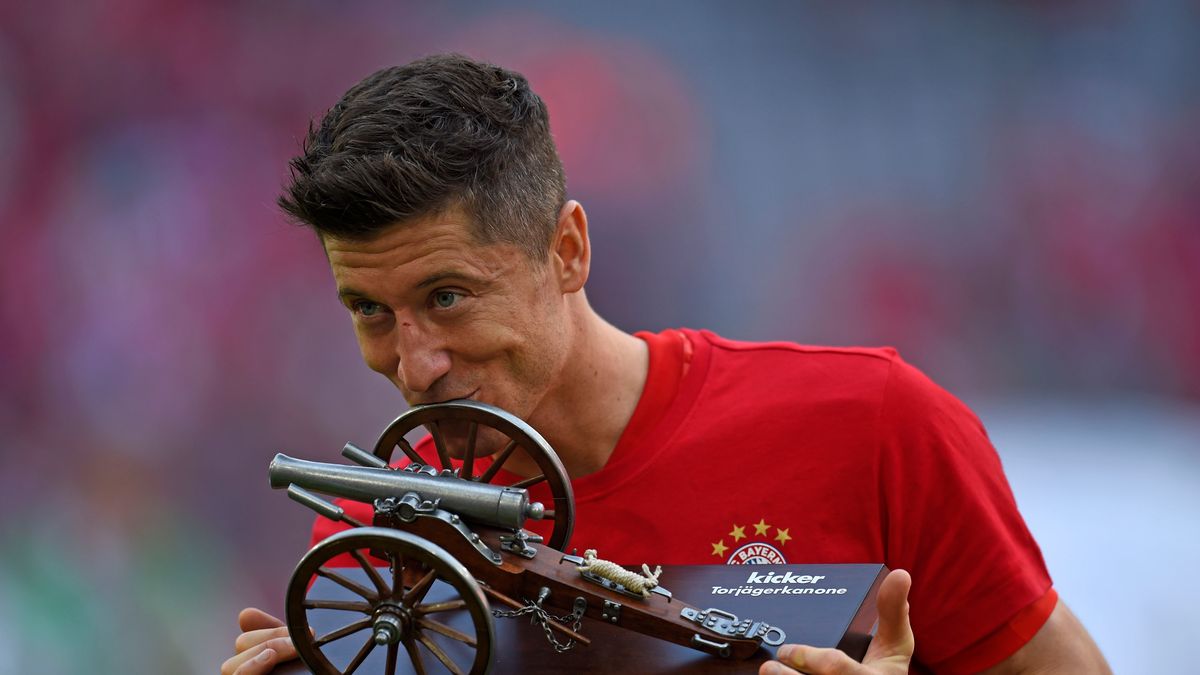 Robert Lewadowski z trofeum dla najlepszego strzelca Bundesligi 2018/2019