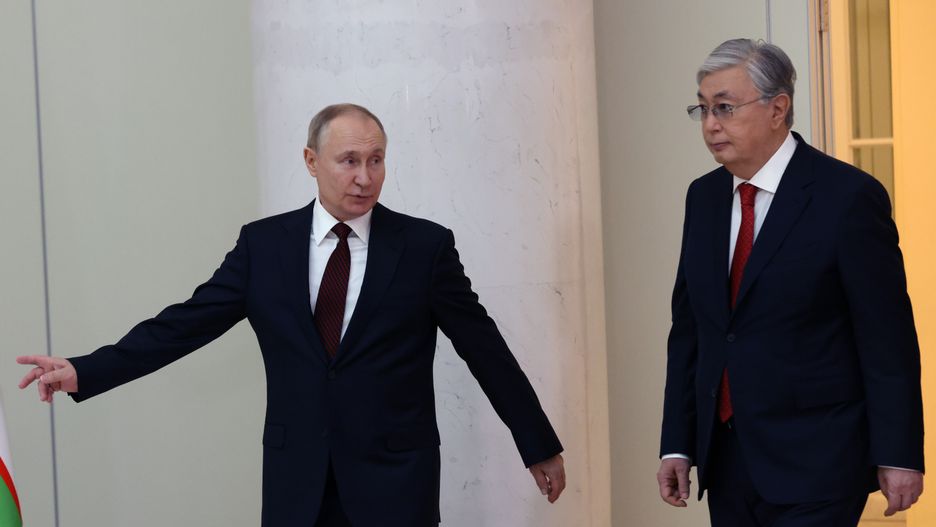 Prezydent Rosji Władimir Putin i prezydent  Kazachstanu Kassym-Jomart Tokajew podczas spotkania w grudniu zeszłego roku nieformalnym zjeździe krajów Wspólnoty Niepodległych Państw w Petersburgu