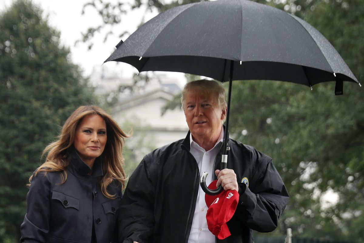 Donald Trump zachował się żałośnie. Zostawił Melanię w deszczu