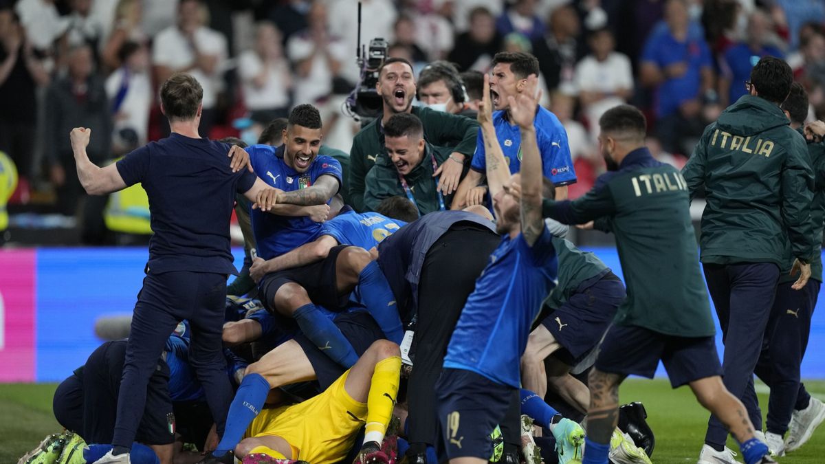 radość piłkarzy reprezentacji Włoch po wygranej na Euro 2020