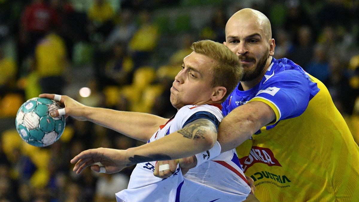 PAP / Piotr Polak / Zawodnik Łomży Industrii Kielce Arciom Karalek (P) i Bartosz Kowalczyk (L) z Azotów Puławy