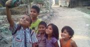Biedne dzieci "robią zdjęcie" klapkiem. Kultura selfie dociera do slumsów