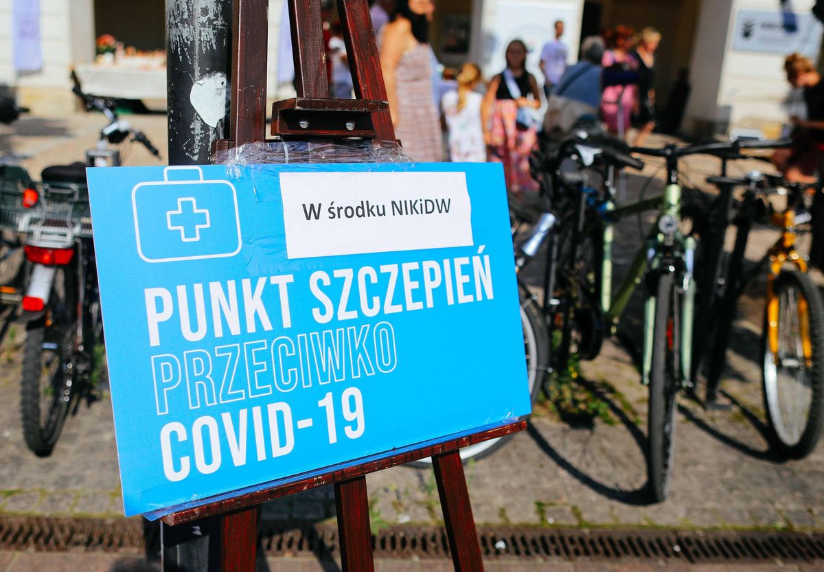 Pracodawcy sprawdzą, czy jesteśmy zaszczepieni na COVID-19. Czy niezaszczepionym może grozić zwolnienie z pracy? 