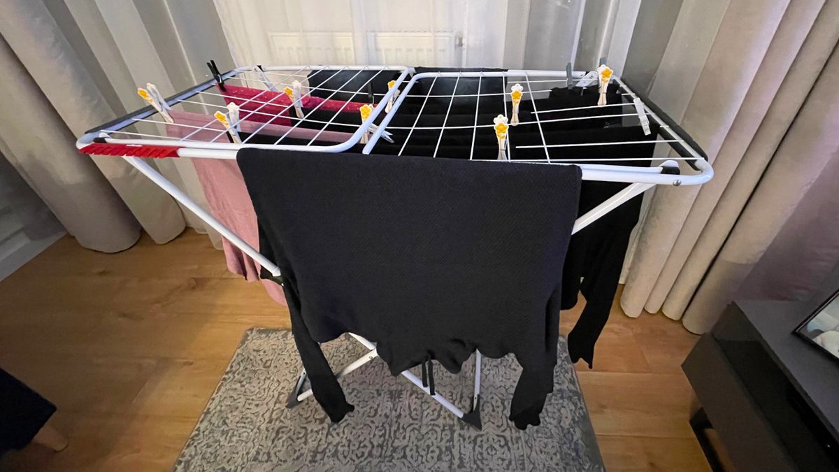 Suszarka z wywieszonym mokrym praniem