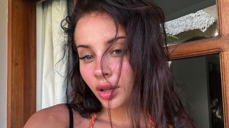 Fagata wdzięcz się przed lustrem w stroju kąpielowym