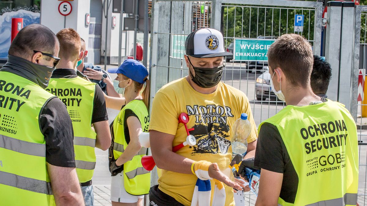 Măsuri sanitare înainte de intrarea pe stadionul din Lublin