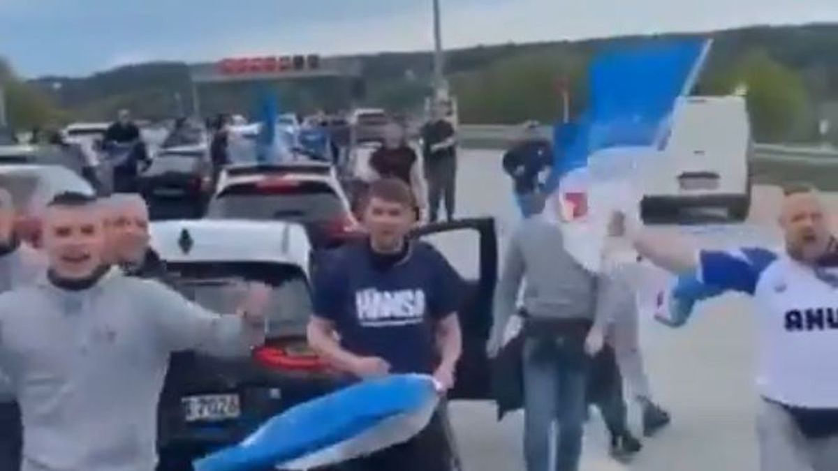 Zdjęcie okładkowe artykułu: Twitter /  / Na zdjęciu: ultrasi Hansy Rostock zablokowali autostradę A9, zatrzymując autokar z piłkarzami