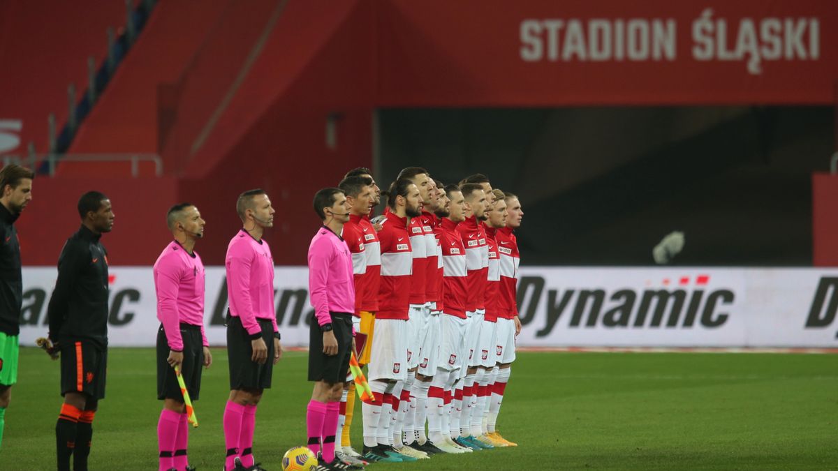 piłkarze reprezentacji Polski podczas hymnu