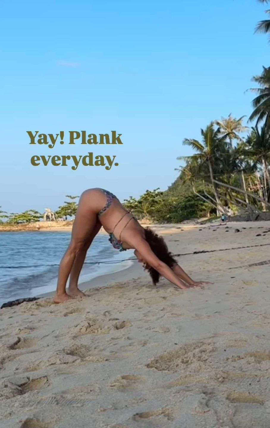 Odziana w bikini Maria Prokop ćwiczy jogę na Bali 