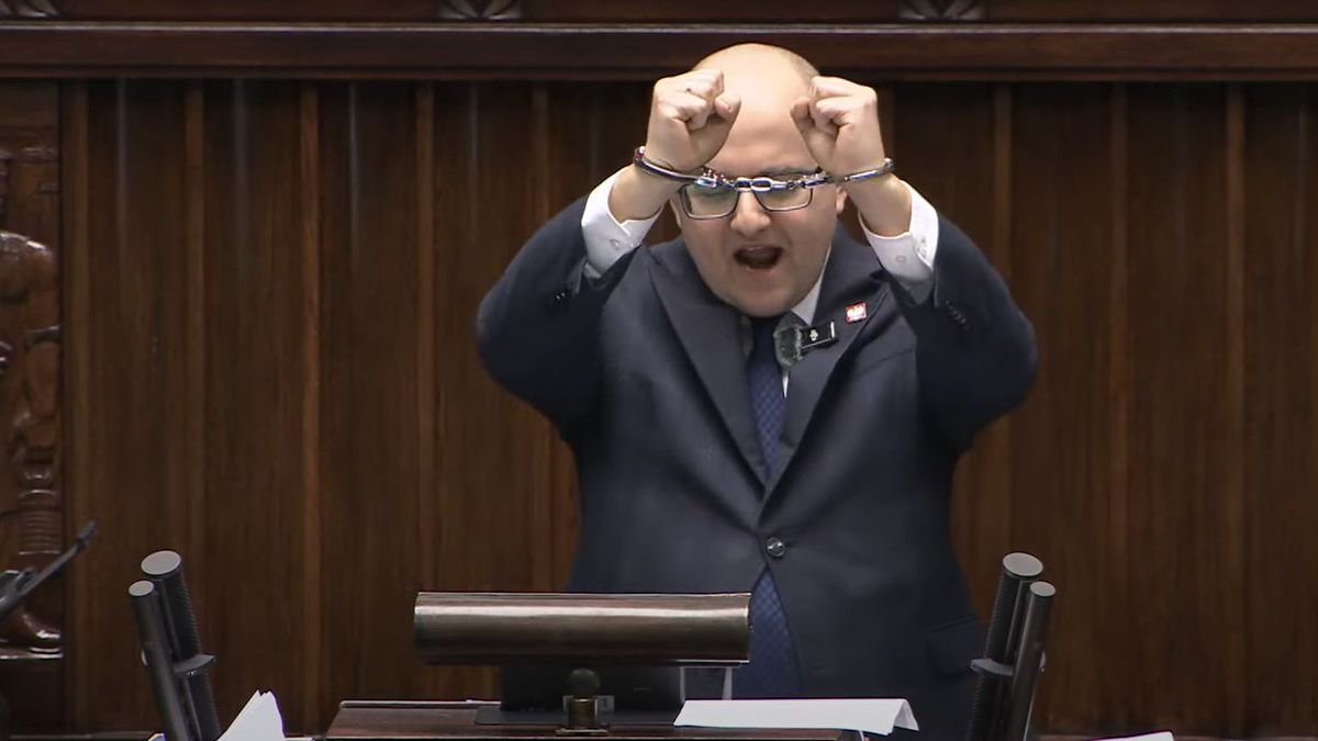 Dariusz Matecki wystąpił na mównicy w kajdankach