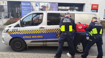 Warszawa: Groził sąsiadowi podpaleniem mieszkania, rzucił się na strażników miejskich