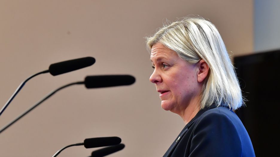 epa09610926 Current Swedish Finance Minister and Social Democratic Party leader Magdalena Andersson speaks at a press conference after being appointed as a new Prime Minister after a voting in the the Swedish parliament Riksdagen, in Stockholm, Sweden, 29 November 2021. Andersson is the first ever Swedish female prime minister.  EPA/JONAS EKSTROMER  SWEDEN OUT Dostawca: PAP/EPA.