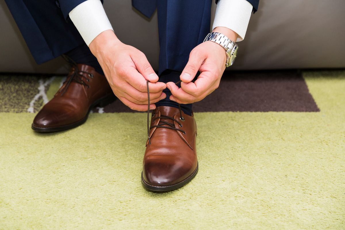 Męskie buty do garnituru — jak doradzić mężczyźnie?