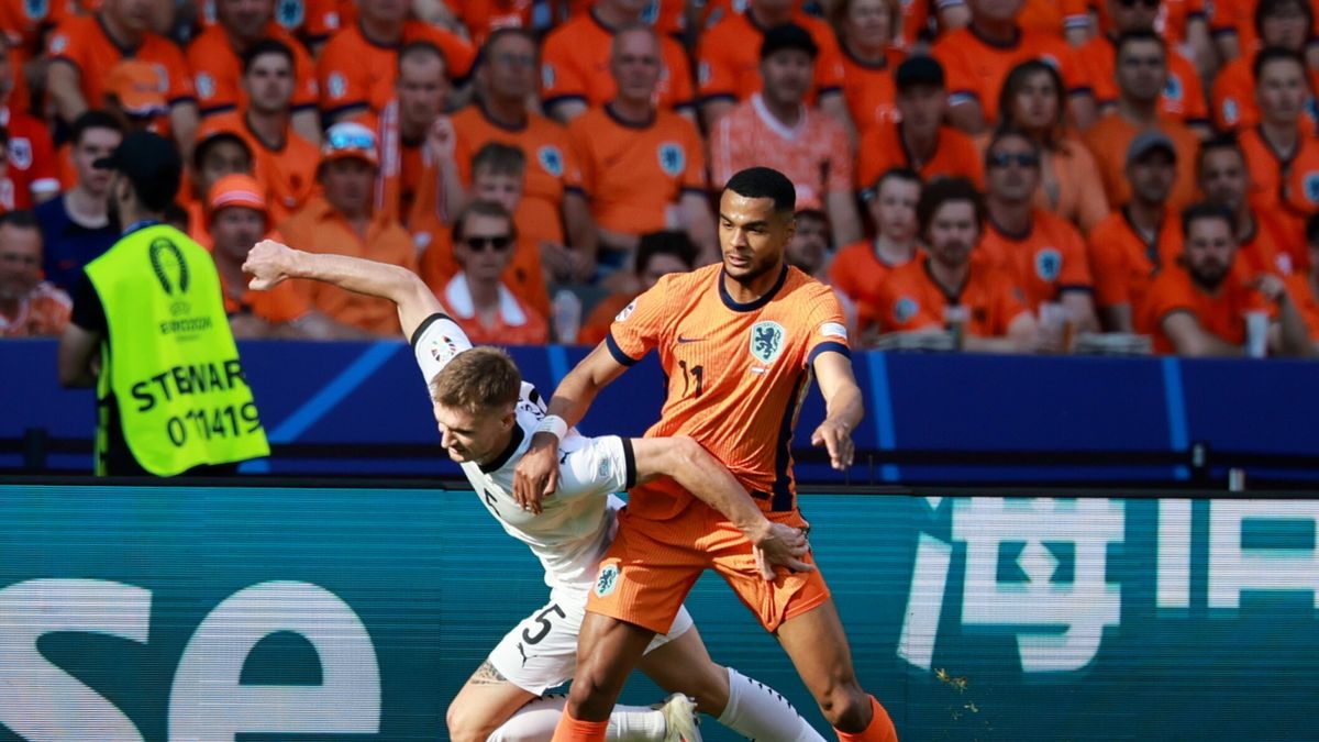 PAP/EPA / Na zdjęciu: Stefan Posch (L) of Austria and Cody Gakpo