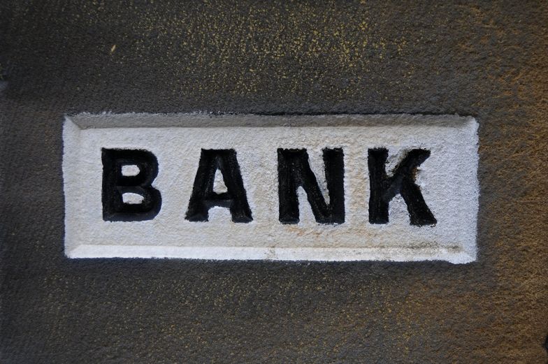 Placówki bankowe znikają coraz szybciej. W Polsce jest ich o co najmniej trzy tysiące za dużo