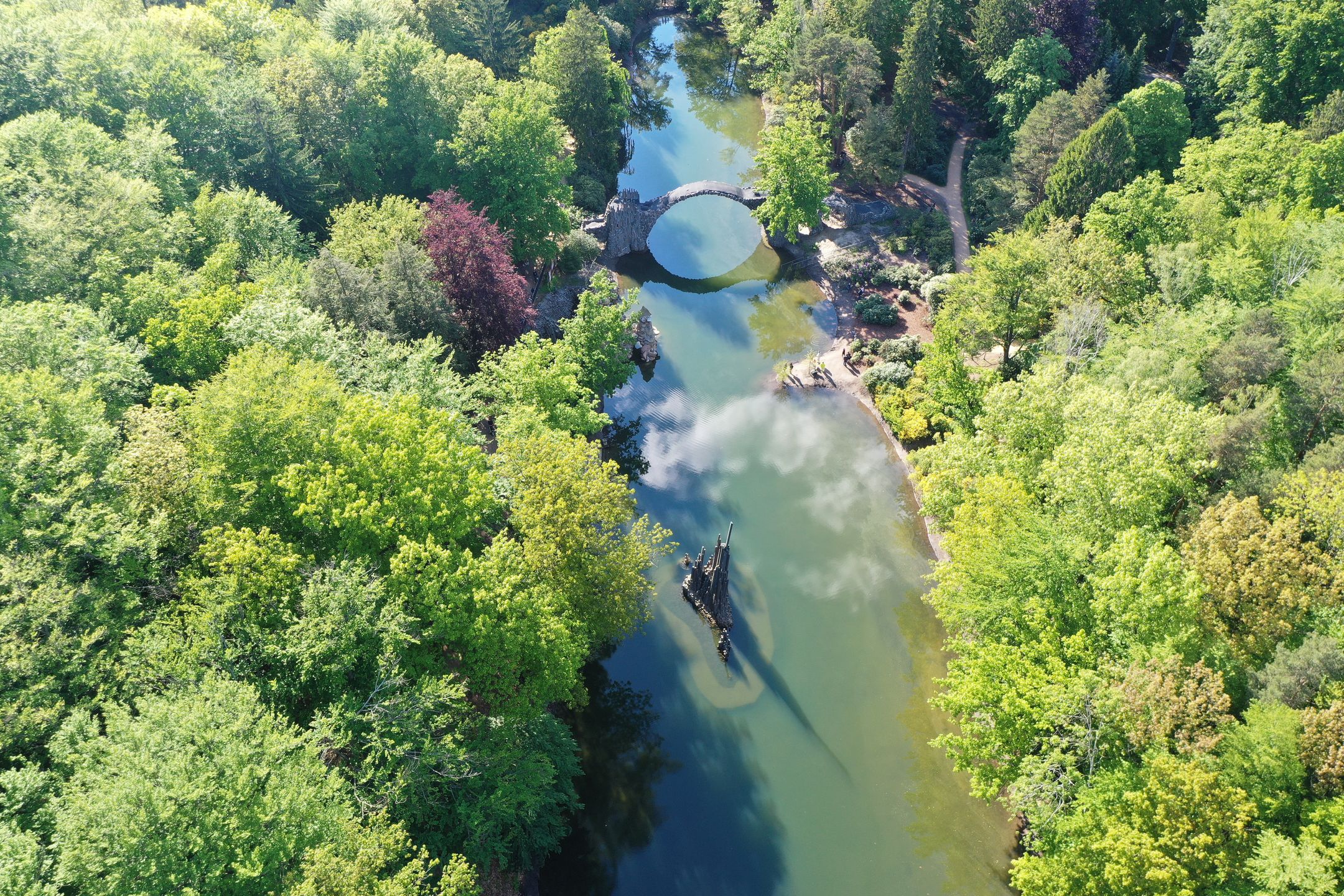 Most Rakotzbrücke w Parku Azalii i Różaneczników w Kromlau