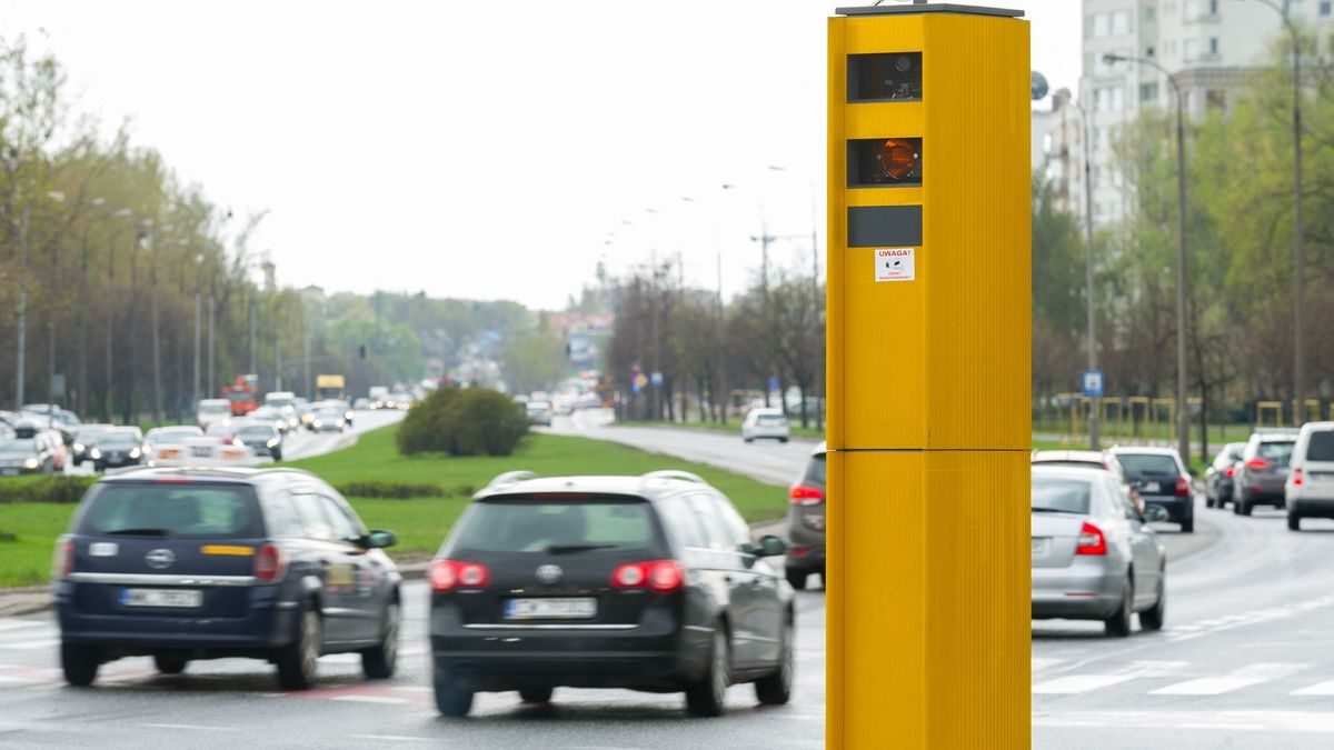 Na polskich drogach działa więcej urządzeń, ale mają mniej pracy. Polacy zwalniają - przynajmniej przed fotoradarami