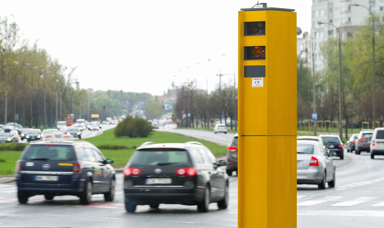 Na polskich drogach działa więcej urządzeń, ale mają mniej pracy. Polacy zwalniają - przynajmniej przed fotoradarami