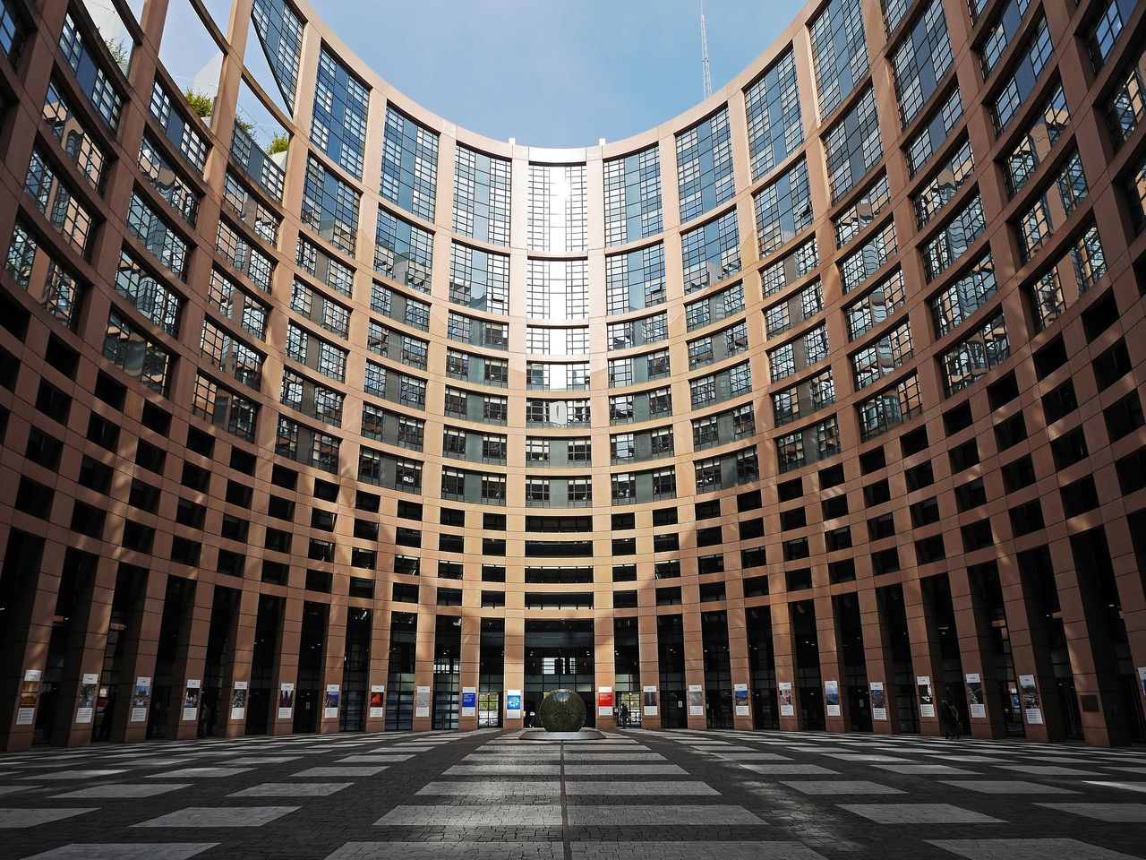 Parlament Europejski przeciw inwigilacji i furtkom w komunikatorach