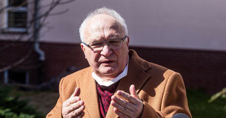 "To hekatomba". Prof. Simon przestrzega przed kolejną falą koronawirusa