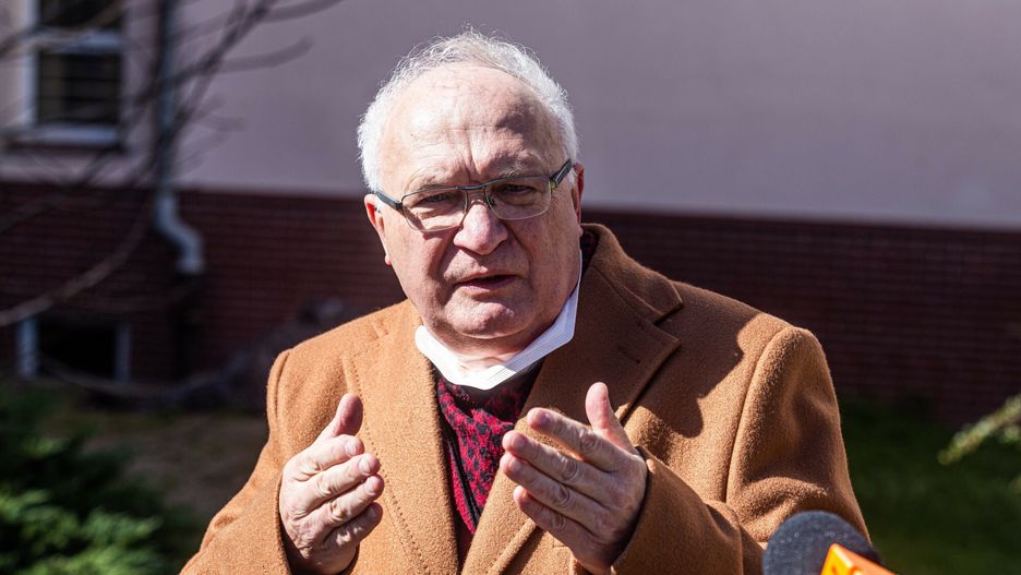 "To hekatomba". Prof. Simon przestrzega przed kolejną falą koronawirusa
