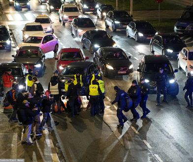 Wisłostrada odblokowana. Policja spisuje aktywistów [RELACJA NA ŻYWO]