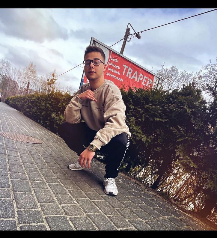 Allan Krupa w pozach "na rapera"