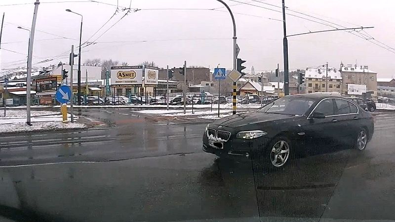 Kierowca BMW z Ukrainy przejechał na czerwonym świetle