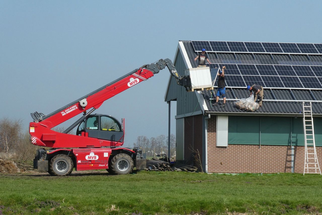 Instalacja fotowoltaiczna podczas montażu na dachu. Fotowoltaika się rozwija