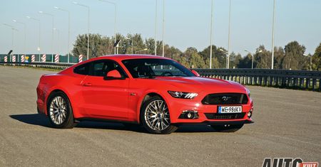 Nowy Ford Mustang Fastback GT V8 5.0 - zdjęcia