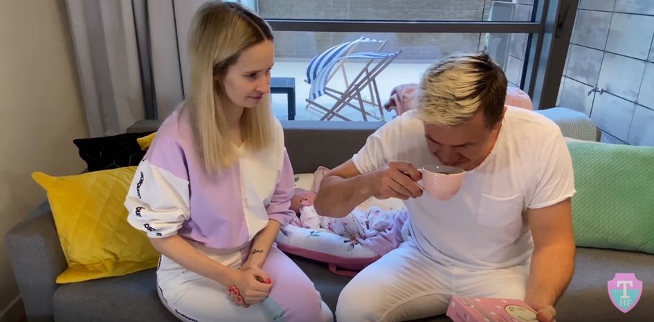 Kamil z Psycho Couple pije mleko z piersi Oli