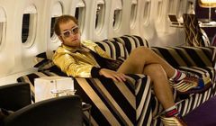 Taron Egerton jako Elton John w filmie "Rocketman"