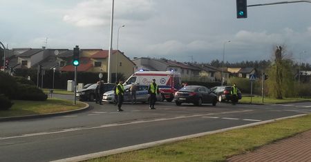 Kolizja na rondzie na osiedlu Górnym