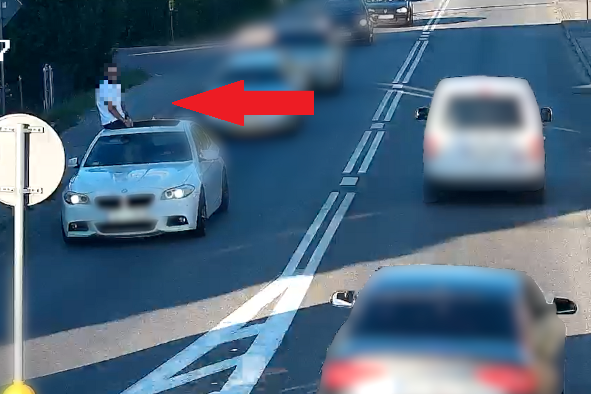Ludzie przecierali oczy ze zdumienia. Pasażer jechał na dachu BMW