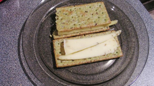 Krakersy z serowym nadzieniem