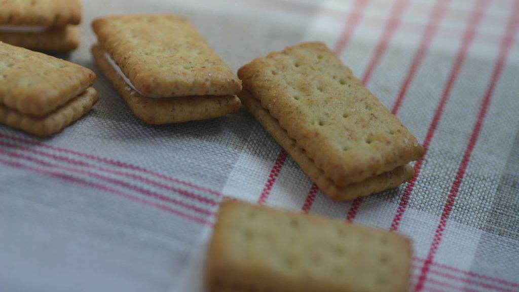 Krakersy z nadzieniem z masła orzechowego