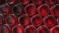 Butelka wina wypijana raz w tygodniu zwiększa ryzyko raka. Podobnie jak wypalanie kilku papierosów