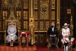 Elżbieta usiadła samotnie na tronie. Uwagę przykuły dwa miejsca po jej lewicy