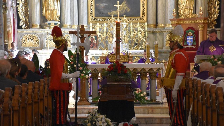 Ostatnie pożegnanie ks. prałata Andrzeja Gawła. Wieloletni proboszcz kaliskiej katedry spoczął na Cmentarzu Miejskim