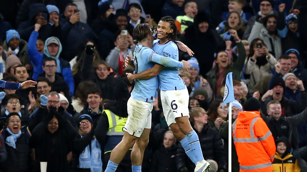 radość piłkarzy Manchesteru City: Nathana Ake (z pawej) i Jack Grealish