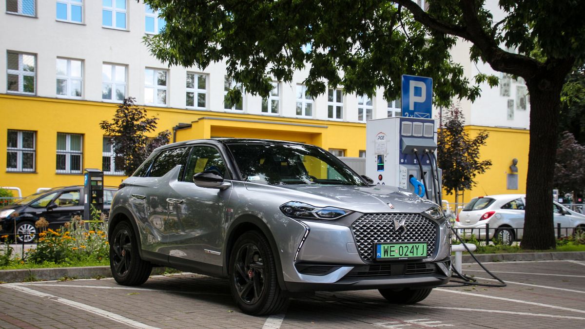 Crossback E-Tense to całkiem przyjemnie jeżdżący elektryk.