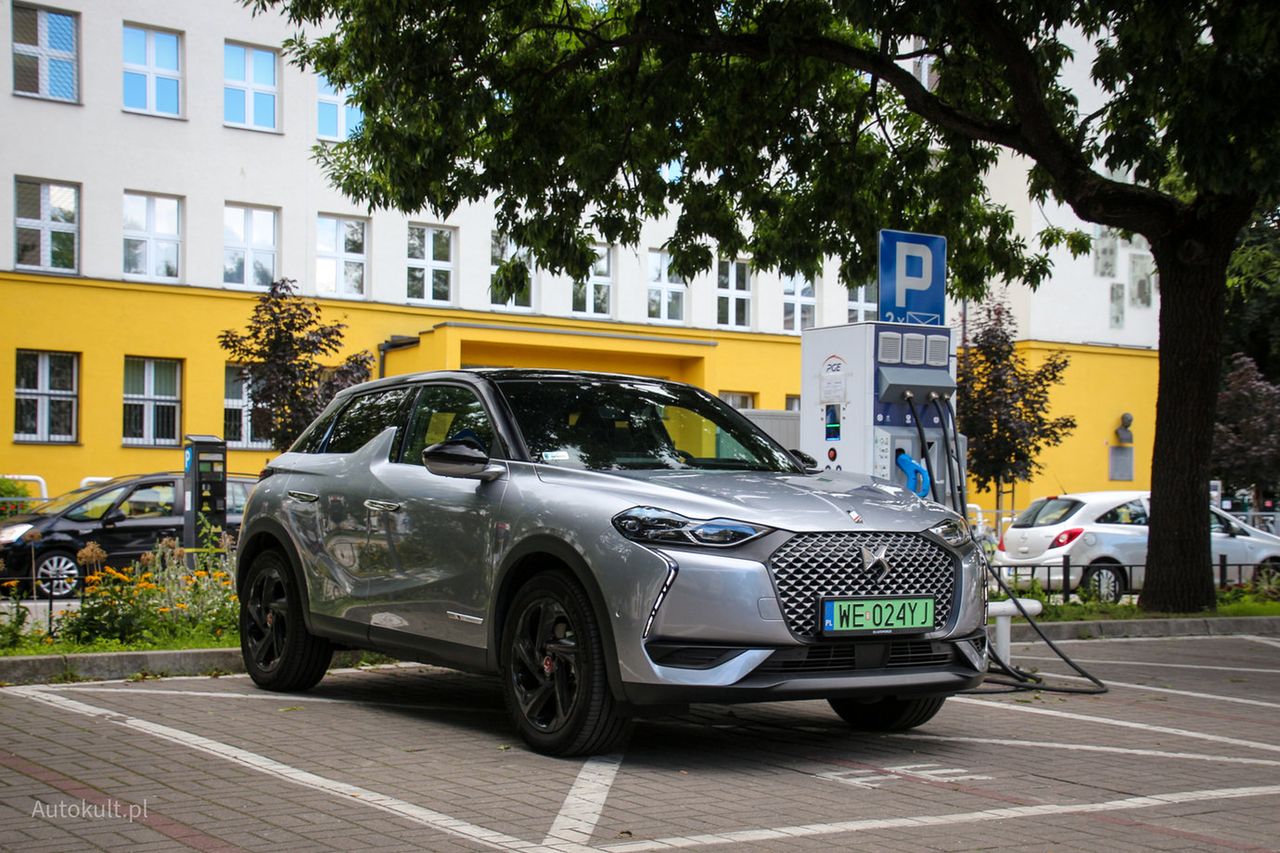 Crossback E-Tense to całkiem przyjemnie jeżdżący elektryk.