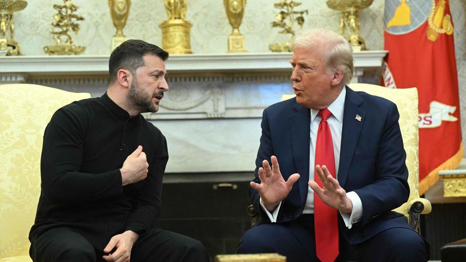 Wo?odymyr Ze?enski w Waszyngtonie
US President Donald Trump and Ukraine's President Volodymyr Zelensky meet in the Oval Office of the White House in Washington, DC, February 28, 2025. Zelensky and Trump openly clashed in the White House on February 28 at a meeting where they were due to sign a deal on sharing Ukraine's mineral riches and discuss a peace deal with Russia. "You're not acting at all thankful. It's not a nice thing," Trump said. "It?s going to be very hard to do business like this," he added. (Photo by SAUL LOEB / AFP)
SAUL LOEB